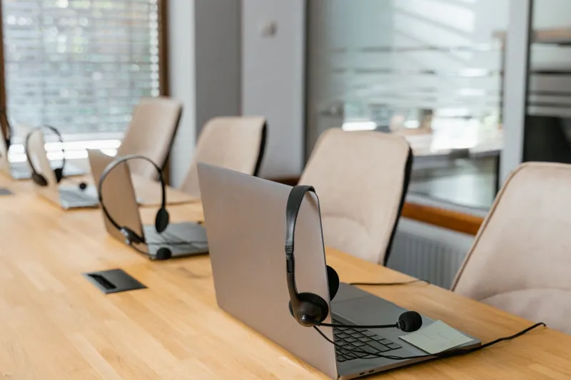 Headset vid datorer i ett ljust kontor