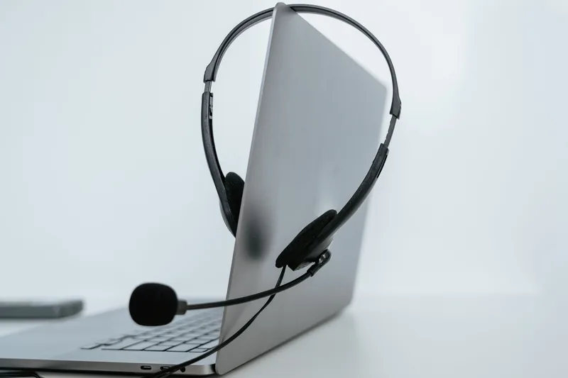 Headset som hänger på en bärbar dator