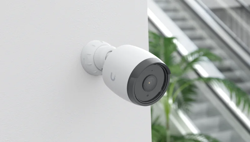 UniFi Protect G6 Bullet övervakningskamera på en ljus vägg