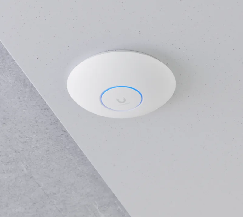 UniFi U7 Pro accesspunkt monterad i taket
